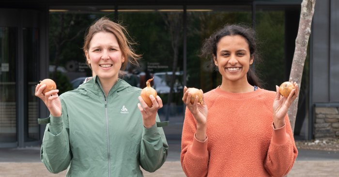 2 ladies holding onions